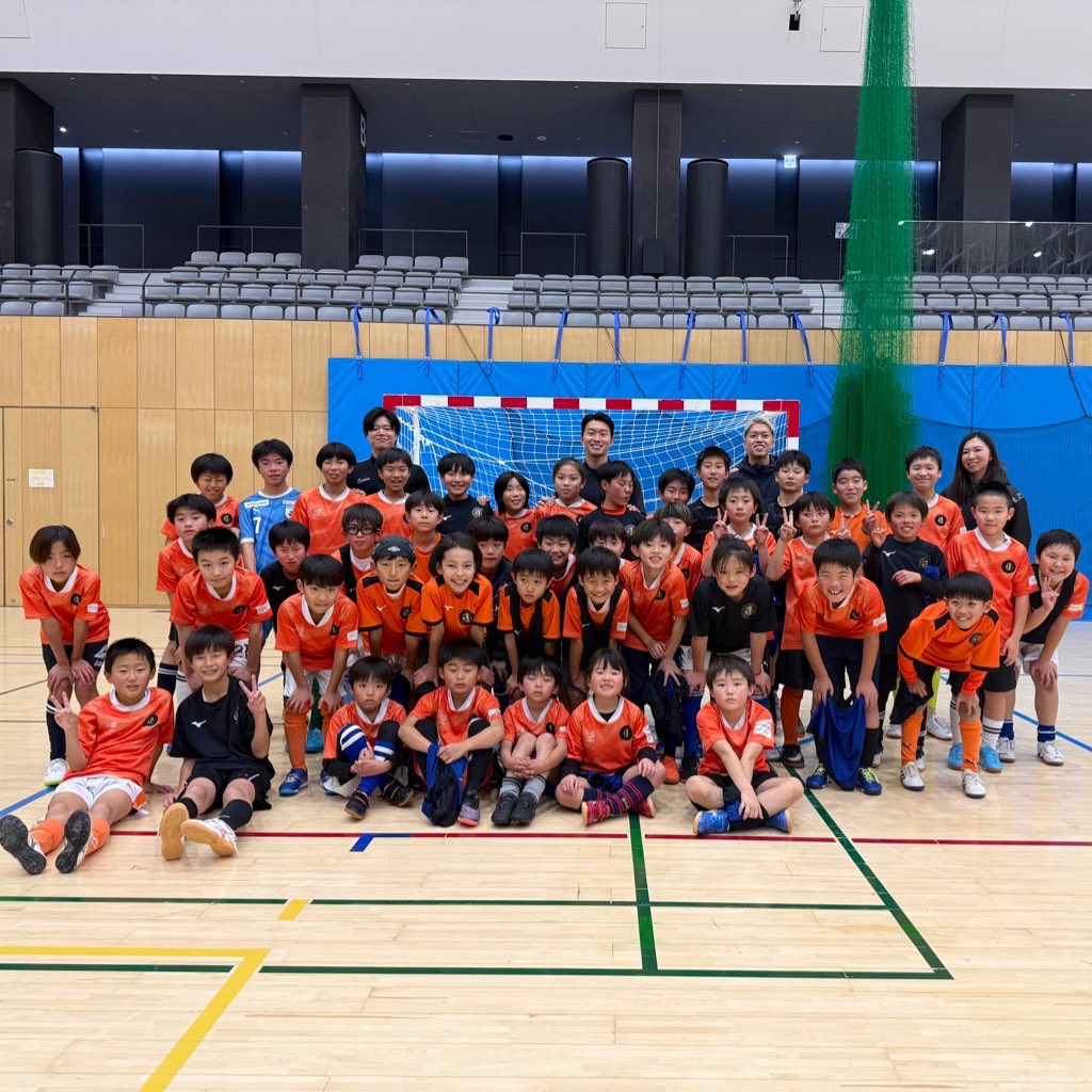 ゲームクラス：体育館でのスクール生集合写真